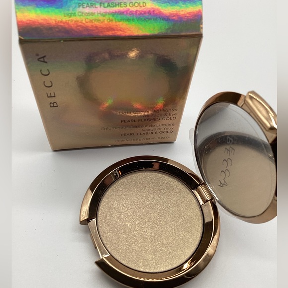 Becca Cosmetics Light Chaser Highlighter in Pearl Flashes Gold - BNIB - Picture 12 of 16